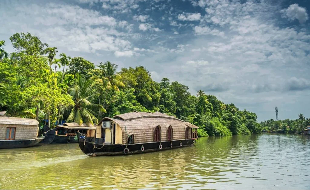 Houseboat cruise in Kumarakom - Places to visit in Kerala